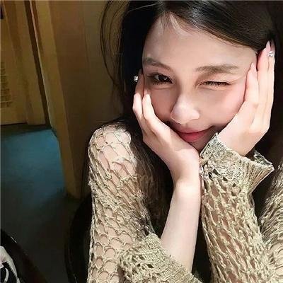 出墙红杏两家春